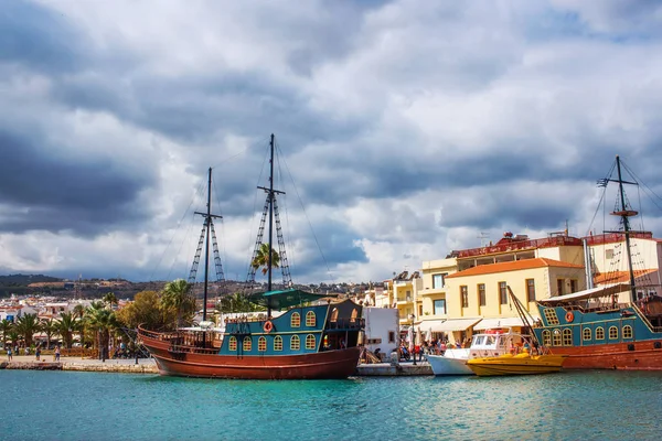 Den gamla venetianska hamnen i Rethymno, Kreta, Grekland — Stockfoto