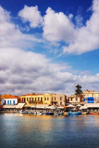 O porto veneziano velho em Rethymno, ilha de Creta, Grécia — Fotografia de Stock