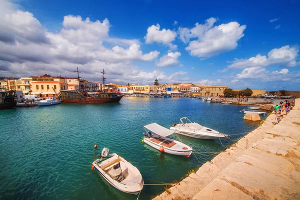 O porto veneziano velho em Rethymno, ilha de Creta, Grécia — Fotografia de Stock