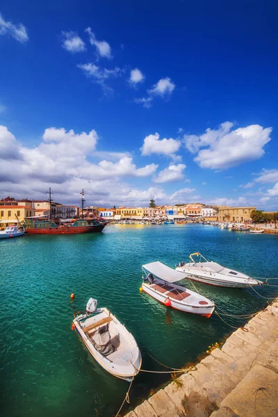 O porto veneziano velho em Rethymno, ilha de Creta, Grécia — Fotografia de Stock