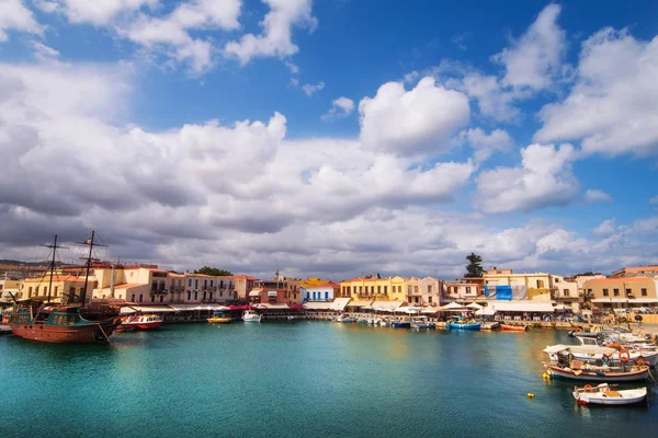 De oude Venetiaanse haven van Rethymnon, Kreta, Griekenland — Stockfoto