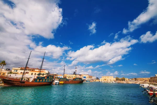 Den gamla venetianska hamnen i Rethymno, Kreta, Grekland — Stockfoto