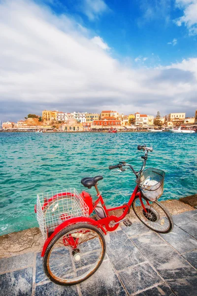 En röd cykel parkerad i den gamla hamnen i Chania, Kreta, Grekland — Stockfoto