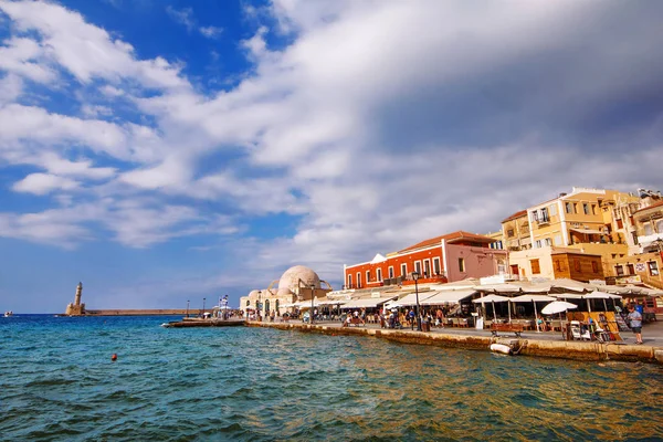 9.9.2016 - der alte hafen und markt in chania altstadt, Betoninsel, griechenland — Stockfoto