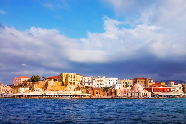 Panorámás kilátás nyílik a régi kikötő területén Chania, Kréta, Görögország — Stock Fotó