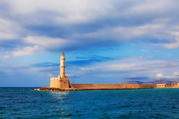 O farol no Porto Velho de Chania, ilha de Creta, Grécia — Fotografia de Stock