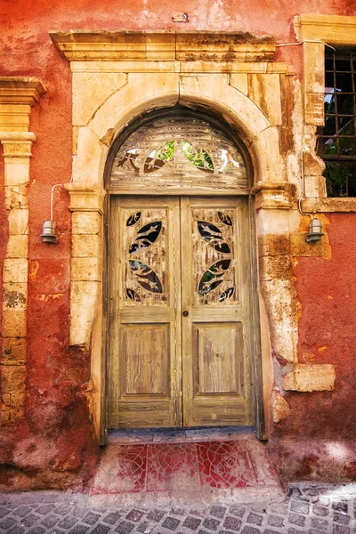 Väderbitna venetianska fasad i gamla stan i Chania, Crete — Stockfoto