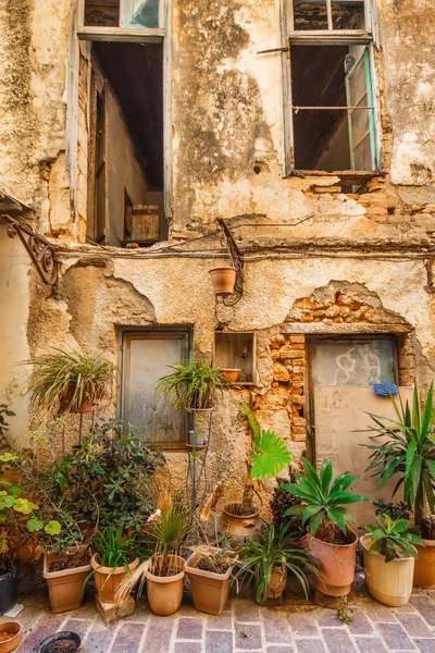 Verwitterte venezianische Fassade in der Altstadt von Chania, Beton — Stockfoto