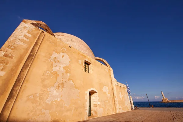 Széles szög lövés, a janicsárok mecset a régi kikötő Chania Crete — Stock Fotó