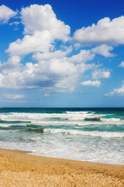 Spiaggia della città di Rethymno sull'isola di Creta, Grecia — Foto Stock