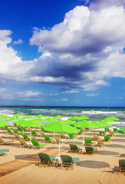 Playa de la ciudad de Rethymno en la isla de Creta, Grecia — Foto de Stock