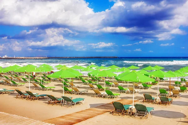 Playa de la ciudad de Rethymno en la isla de Creta, Grecia —  Fotos de Stock