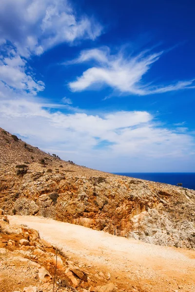 The steep dirt road leading to Seitan Limania beach, Crete island, Greece — Stock Photo, Image