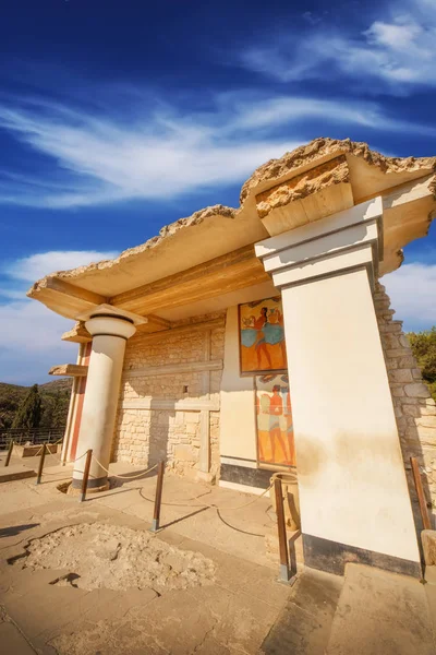 Un gran ángulo de tiro de las ruinas parcialmente restauradas del Palacio de Knossos en Heraklion, Creta — Foto de Stock