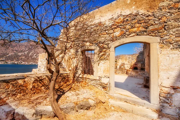 Antiguas ruinas de una colonia fortificada de leprosos - Isla Spinalonga (Kalydon), Grecia — Foto de Stock