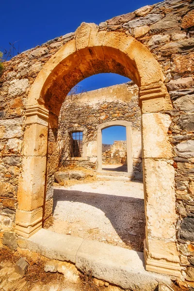 Oude ruïnes van een versterkte leprakolonie - eiland Spinalonga (Kalydon), Griekenland — Stockfoto