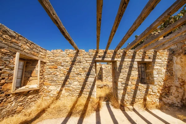 Antiguas ruinas de una colonia fortificada de leprosos - Isla Spinalonga (Kalydon), Grecia — Foto de Stock