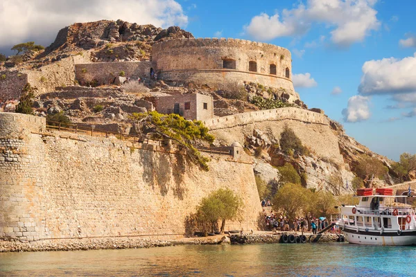 Antiche rovine di una colonia di lebbrosi fortificati - isola di Spinalonga (Kalydon), Grecia — Foto Stock