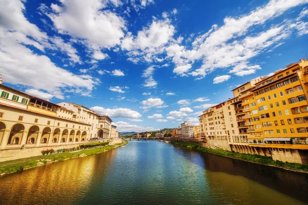 Широкоугольный снимок архитектуры, окружающей реку Арно во Флоренции, Италия — стоковое фото