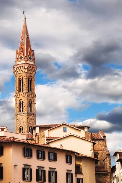 Колокольня Бадия Фиорентина во Флоренции, Италия — стоковое фото