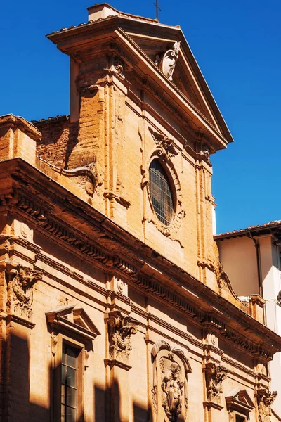 Podrobnosti o průčelí staré budovy ve Florencii, Itálie — Stock fotografie