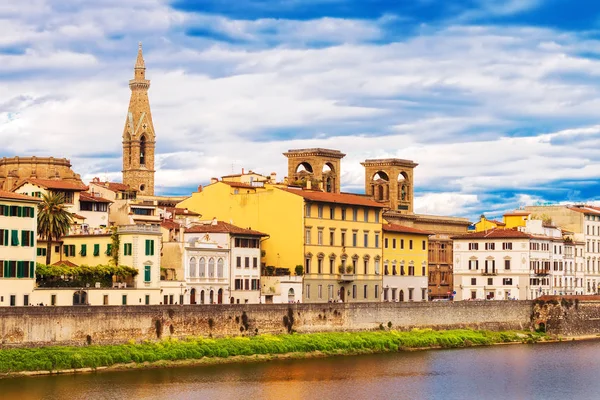 Wide angle shot of the architecture surrounding the Arno river in Florence, italy — Stock Photo, Image