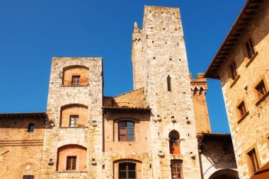 Ortaçağ mimarisi içinde Piazza della Cisterna Meydanı, San Gimignano, İtalya