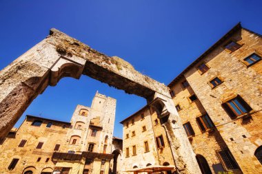 Bir geniş açı çekim ortaçağ mimarisi içinde Piazza della Cisterna Meydanı San Gimignano, İtalya