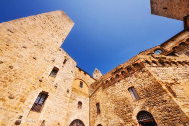 Bir geniş açı çekim ortaçağ mimarisi içinde Piazza della Cisterna Meydanı San Gimignano, İtalya