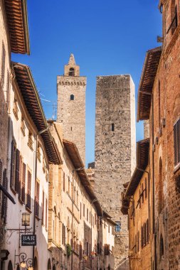 21.04.2017 - San Giovani ve Cuganensi Tower San Gimignano, Toskana, İtalya üzerinden dar sokak