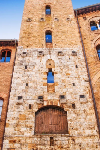 Mittelalterliche architektur in der historischen stadt san gimignano, toskana — Stockfoto