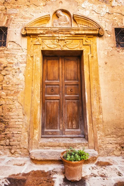 Średniowieczne drzwi szczegóły w historycznej miejscowości San Gimignano, Tuscany — Zdjęcie stockowe