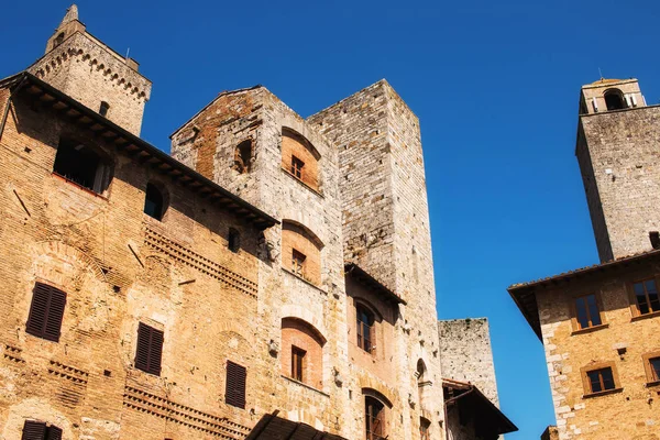 Architettura medievale in Piazza della Cisterna a San Gimignano — Foto Stock