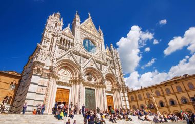 5.05.2017 - turist (Duomo di Siena Siena Katedrali merdivenlerinde toplandı.)