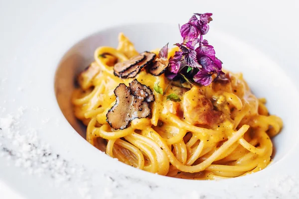 Creamy Tuscan pasta with truffles (selective focus) — Stock Photo, Image