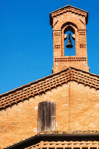 5.05.2017 - μια άποψη από μια τυπική στενό δρόμο και Γενική αρχιτεκτονική Σιένα, Τοσκάνη, Ιταλία — Φωτογραφία Αρχείου