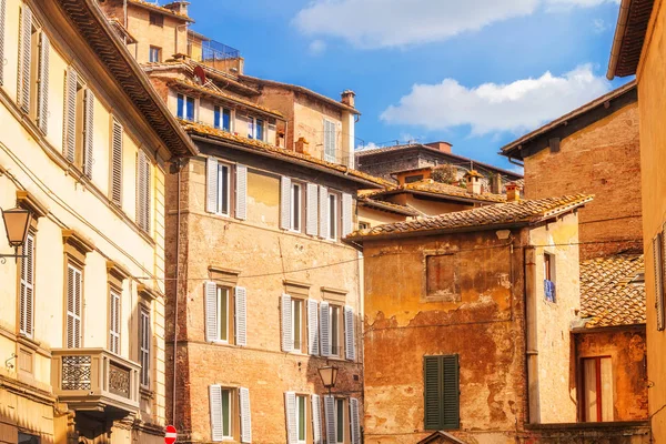 5.05.2017 - widok typowe wąskie ulicy i ogólnej architektury w Siena, Toskania, Włochy — Zdjęcie stockowe