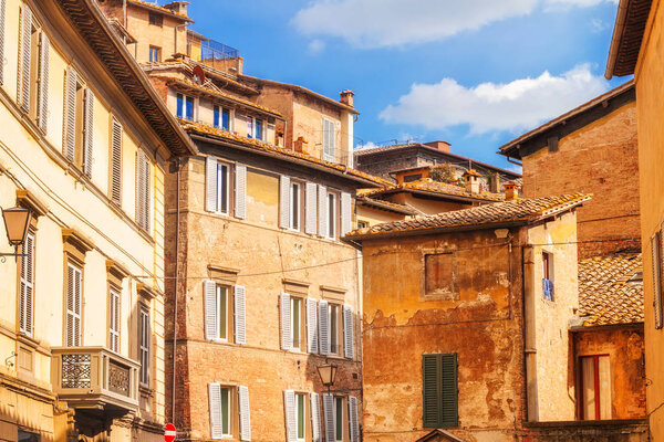 5.05.2017 - Вид на типичную узкую улицу и общую архитектуру в Сиене, Тоскана, Италия
