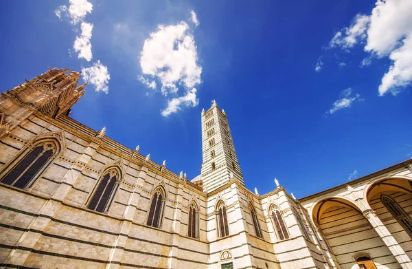 Szeroki kąt strzału w Sienie (Santa Maria Assunta/Duomo di Siena) w Siena, Toskania — Zdjęcie stockowe