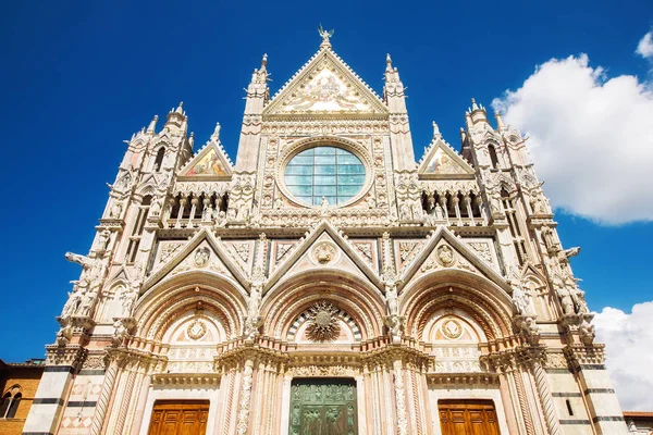 Eine weitwinkelaufnahme der siena-kathedrale (santa maria assunta / duomo di siena) in siena, toskana — Stockfoto