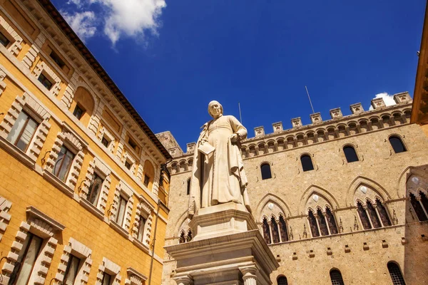 Άγαλμα του Μπαντίνι Sallustio στην Piazza Salimbeni, Σιένα, Ιταλία — Φωτογραφία Αρχείου