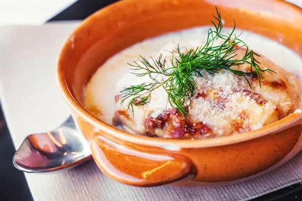 Cremige Drei-Käse-Lasagne (selektiver Fokus) — Stockfoto