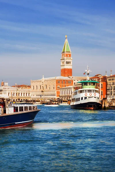 Venedig arkitektur och sevärdheter sett från havet — Stockfoto