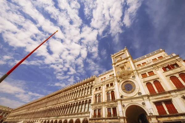En vidvinkel skott av Torre dell'Orologio (Markusplatsen Clocktower) i Venedig, Italien — Stockfoto