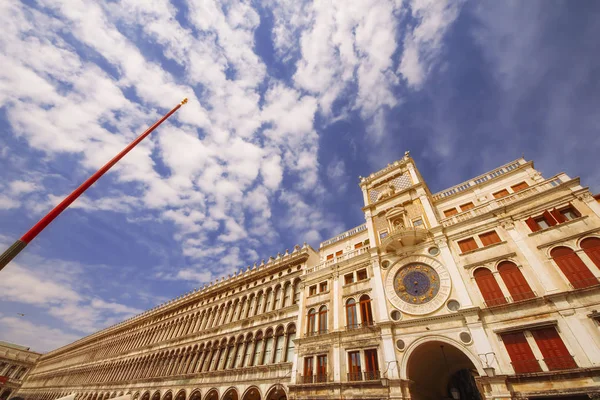 Eine Weitwinkelaufnahme des torre dell 'orologio (Uhrturm der Marke st) in Venedig, Italien — Stockfoto