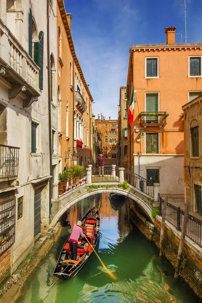Gondol navigera smala kanalerna i Venedig, Italien — Stockfoto