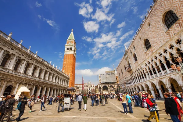 3.05.2017 - mängder av turister som vill utforska Piazza San Marco (Markusplatsen) i Venedig, Italien — Stockfoto