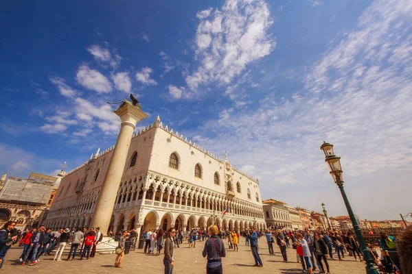 3.05.2017 - davy turistů před Palazzo Ducale (Dóžecí palác) v Benátkách, Itálie — Stock fotografie