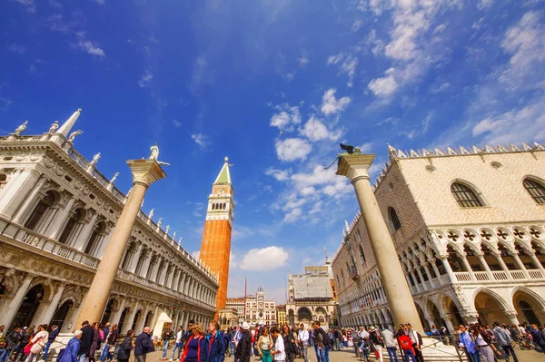 3.05.2017 - tömeg, a turisták feltárása a Piazza San Marco (Szent Márk tér)-Velence, Olaszország — Stock Fotó