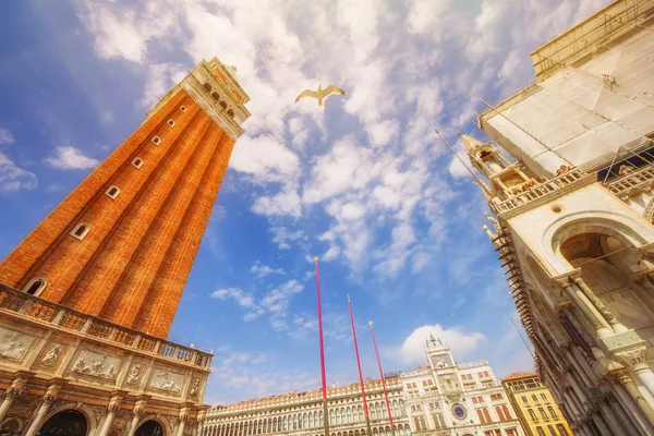 Širokoúhlý záběr Zvonice sv. Marka a Dóžecí palác na náměstí San Marco, Benátky, Itálie — Stock fotografie